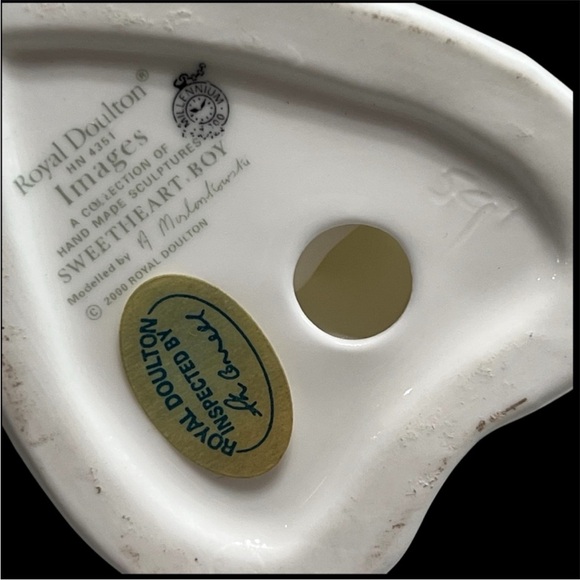 Royal Doulton Sweetheart Boy with Flowers Figurine HN-4351 Vintage - Picture 4 of 7